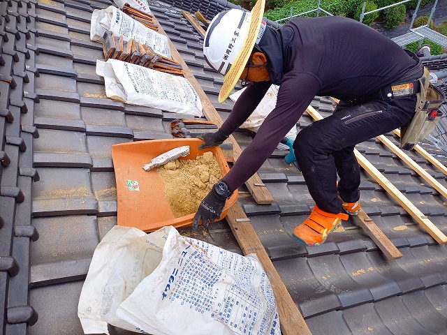 大量の土出て職人が疲れています